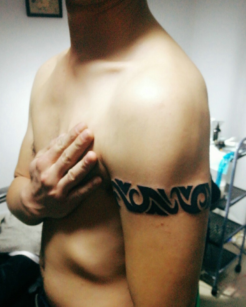 酷男手臂个性英文单词纹身图案