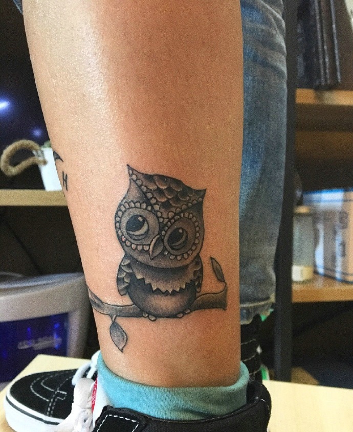 小腿处可爱大眼小鸟纹身图案