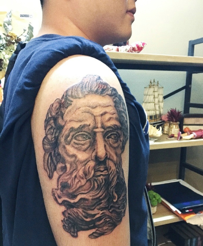 手臂一款耶稣纹身图案个性十足