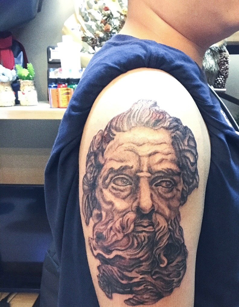 手臂一款耶稣纹身图案个性十足