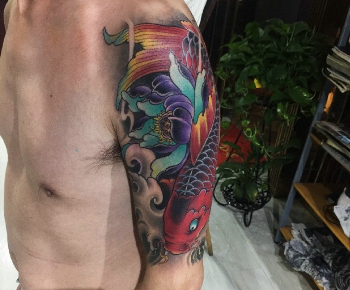 五颜六色的花臂鲤鱼与莲花纹身图案