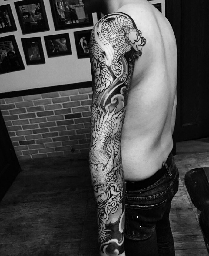 花臂经典十足的邪龙纹身图案