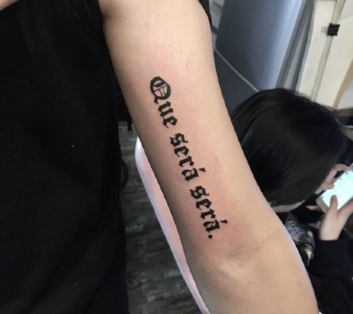 手臂英文单词纹身图案很时尚