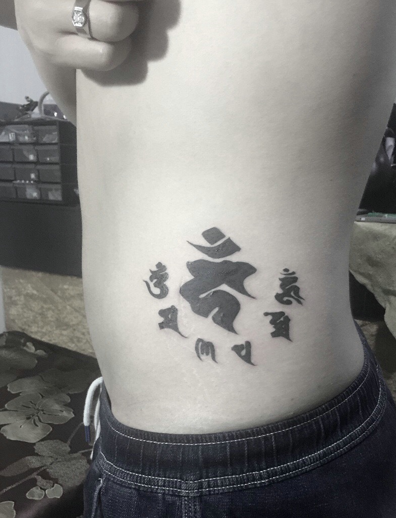 侧腰部个性耐看的梵文纹身图案