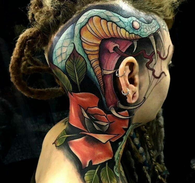 另类男士头部彩色3d小蛇纹身图案