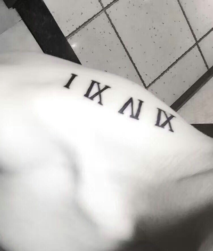 男士肩膀上的时尚罗马英文数字纹身图案