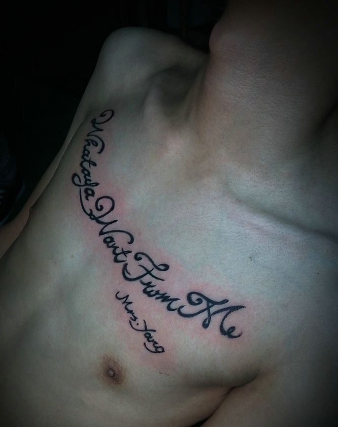 胸前时尚耐看的花体英文纹身图案