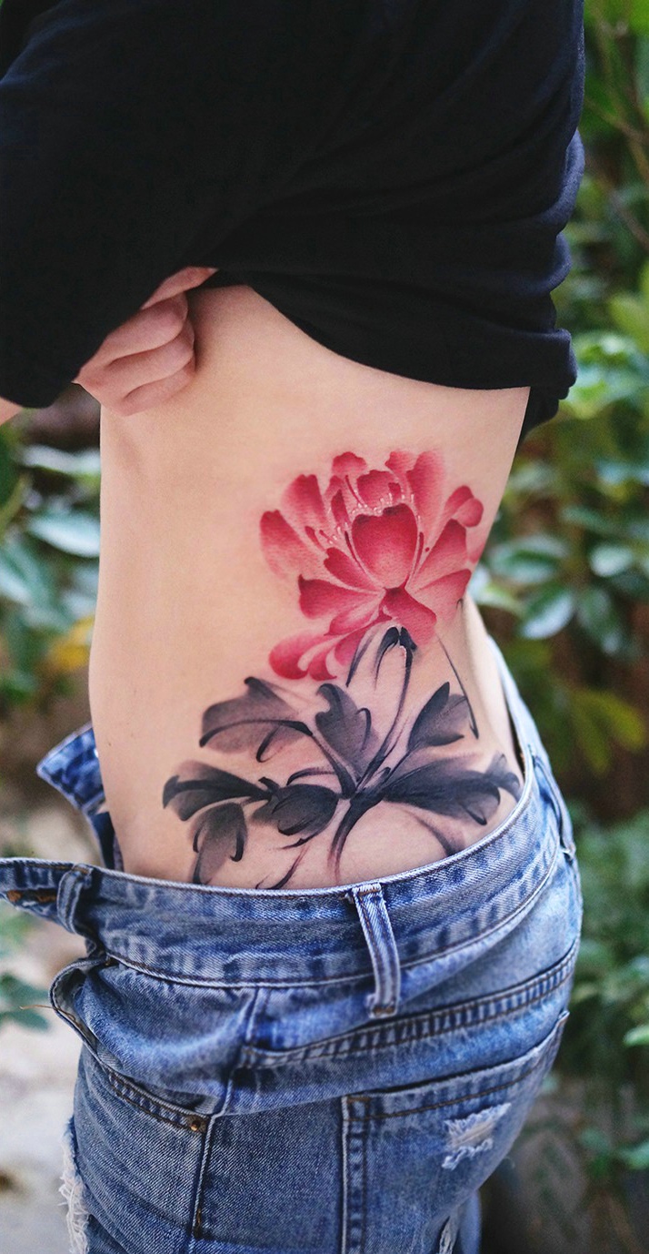 美女侧身蛮腰上的艳美荷花诱惑纹身