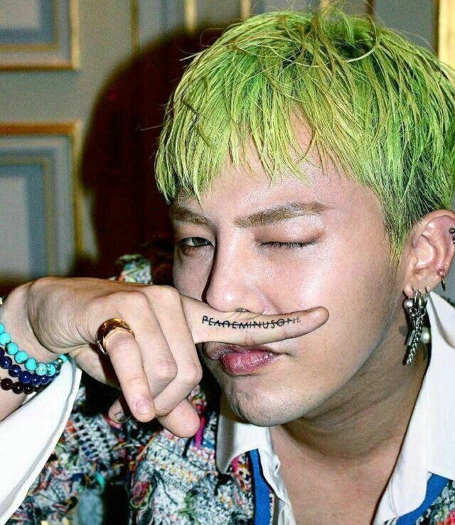 韩流明星权志龙手指上的个性英文刺青