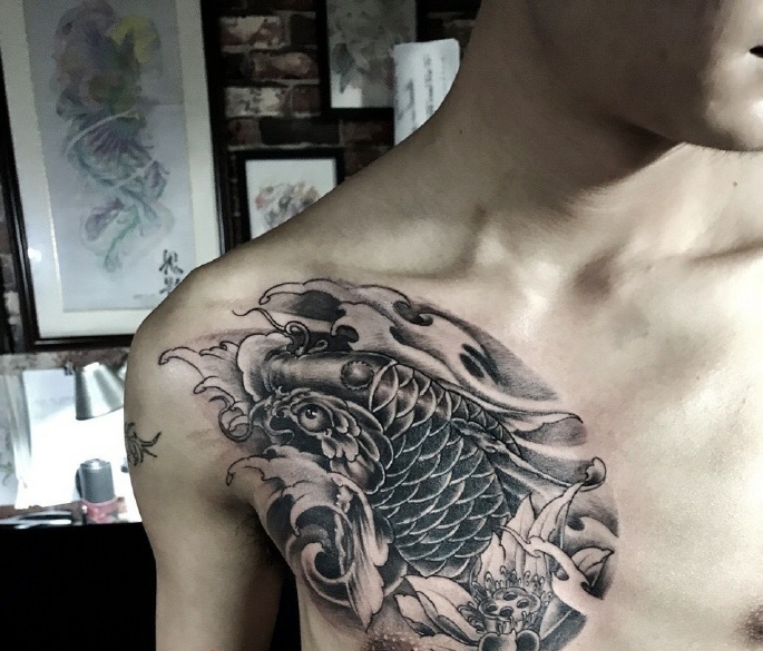小男生胸前霸气的鲤鱼纹身图案