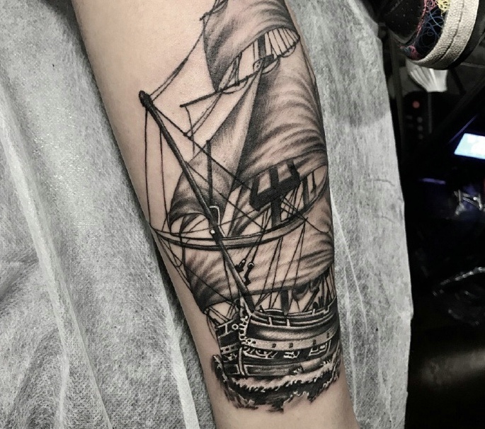 年轻派有活力的手臂帆船纹身图案