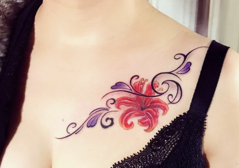 性感女孩锁骨处时尚花朵纹身图案