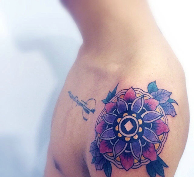 男士手臂色彩不一的图腾纹身图案