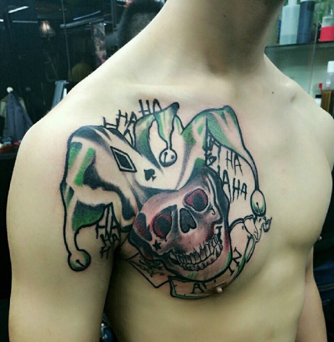 胸前有个性的水彩骷髅纹身图案