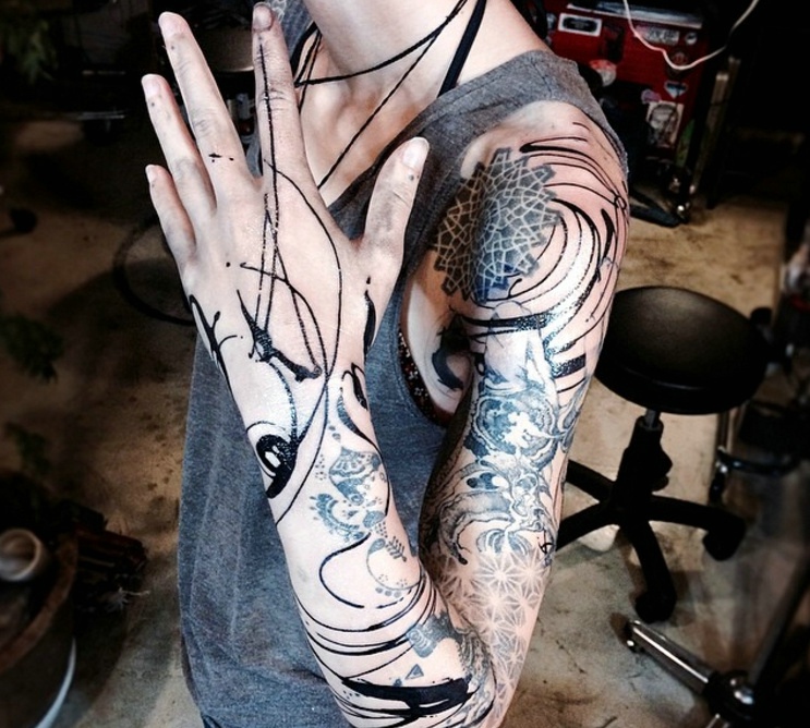 帅气小男生花臂纹身刺青显个性