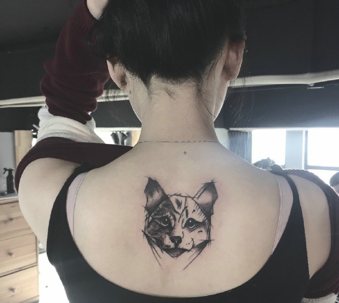 性感女孩后背可爱小狗头像纹身图案