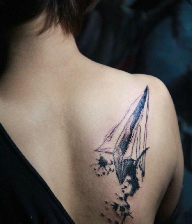 女生后背个性耐看的图腾纹身图案