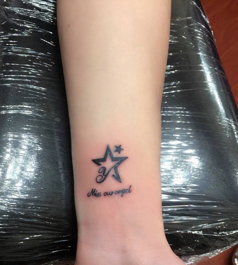 迷你五角星与英文一起的手腕纹身图案