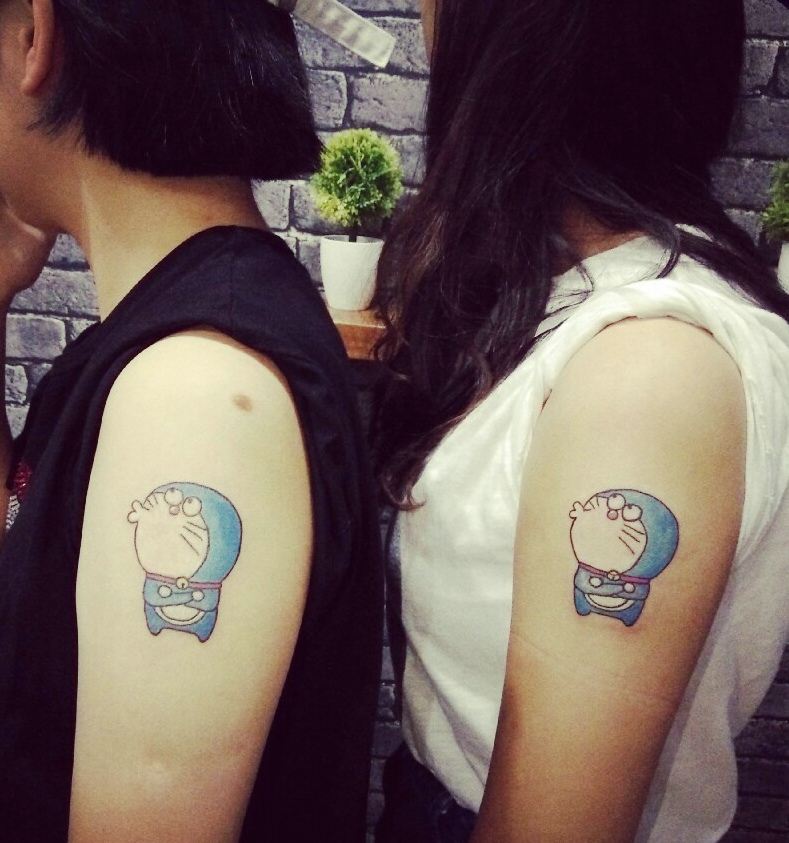 手臂一款彩色卡通情侣纹身图案