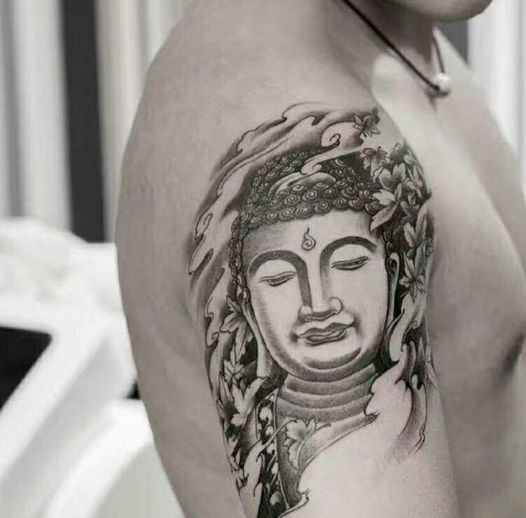 手臂黑灰佛像纹身图案魅力十足