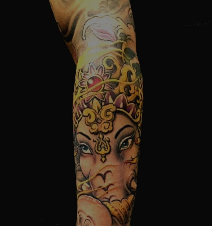 花臂新时尚彩色象神纹身图案