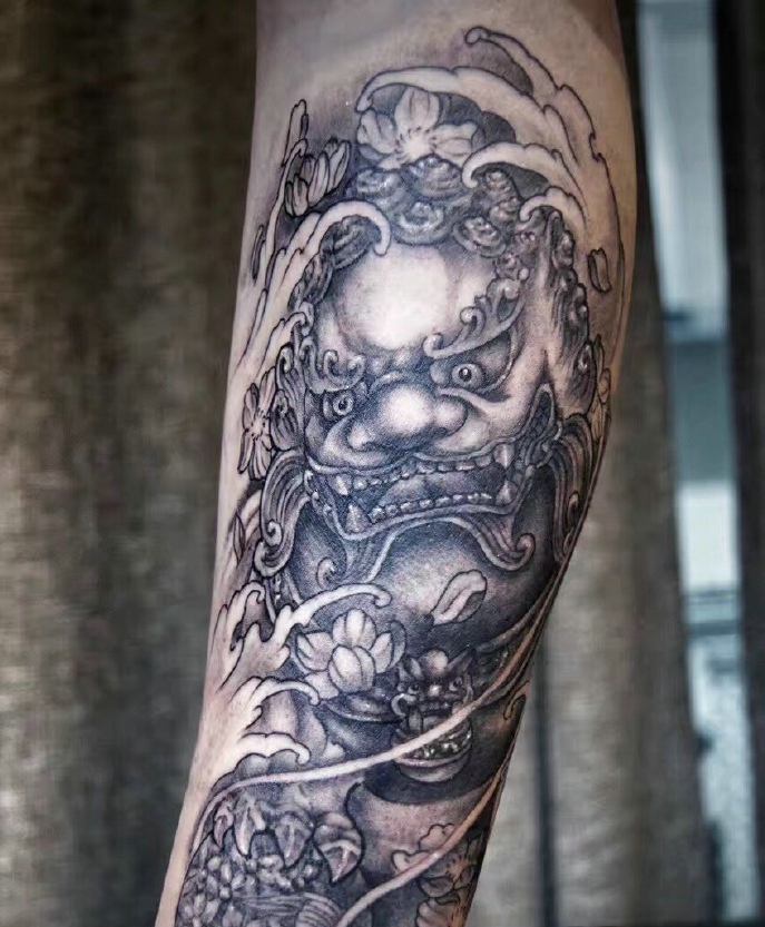 花臂一款老传统唐狮纹身图案