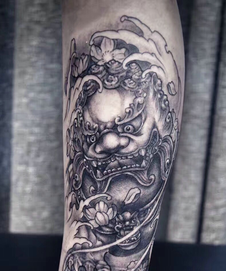 花臂一款老传统唐狮纹身图案