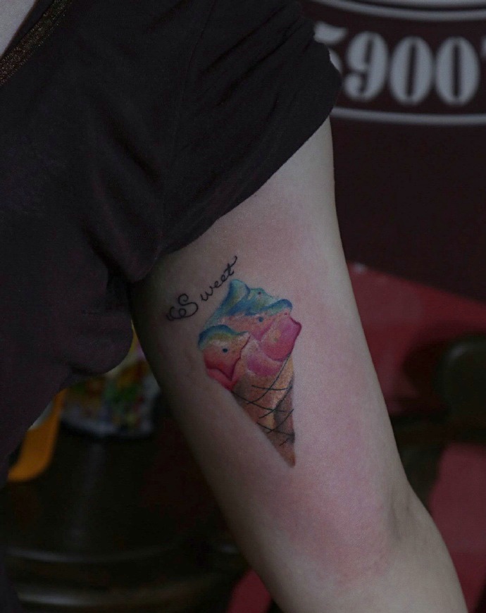 手臂内侧个性冰淇淋纹身图案