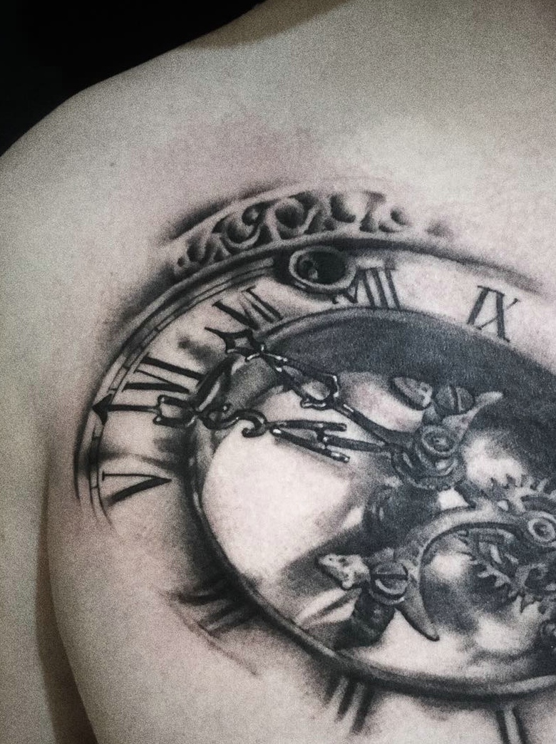 男士胸前一部分的指南针纹身图案