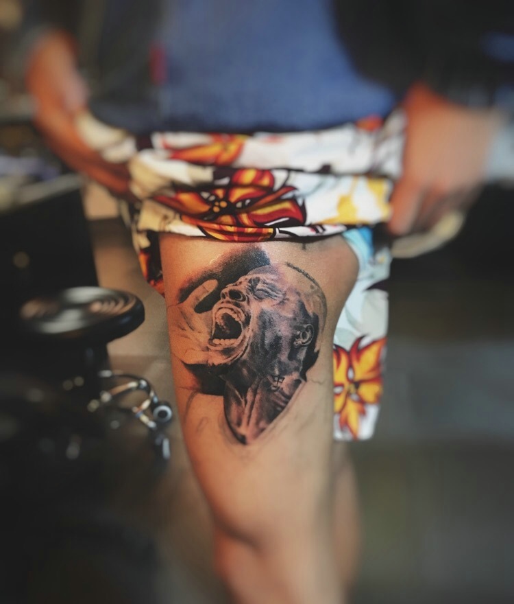 大腿处球星肖像纹身图案个性十足