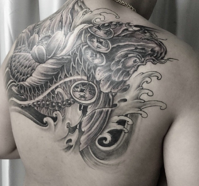 后背黑白传统鲤鱼纹身图案