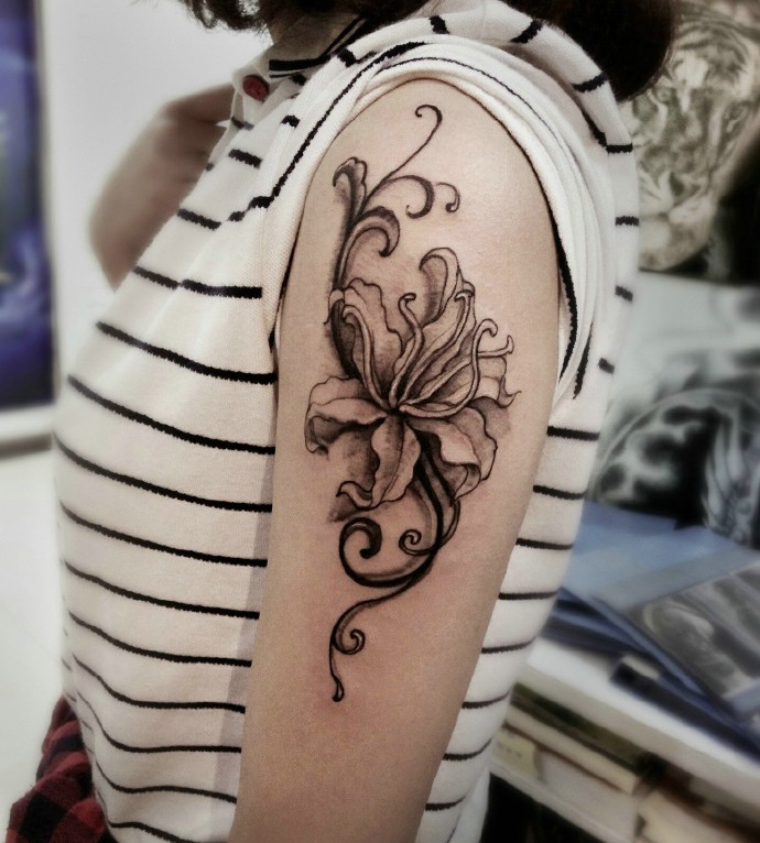 90后小女孩花臂喇叭花纹身图案