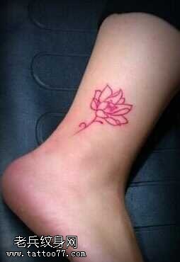 脚部莲花纹身图案