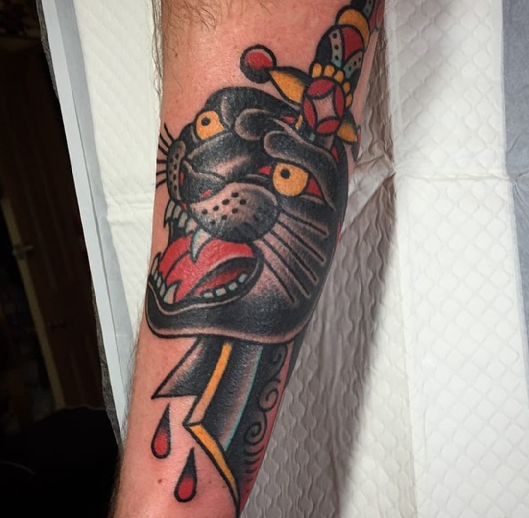 传统风格凶恶的动物与匕首纹身图案来自琼斯