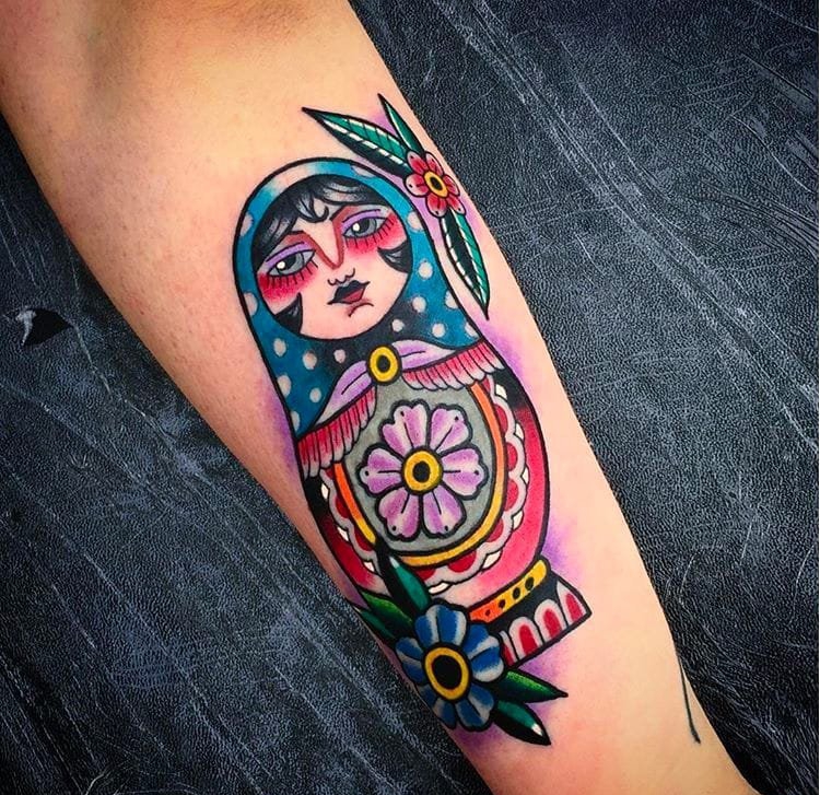 精致的和神圣的彩色俄罗斯嵌套娃娃纹身图案