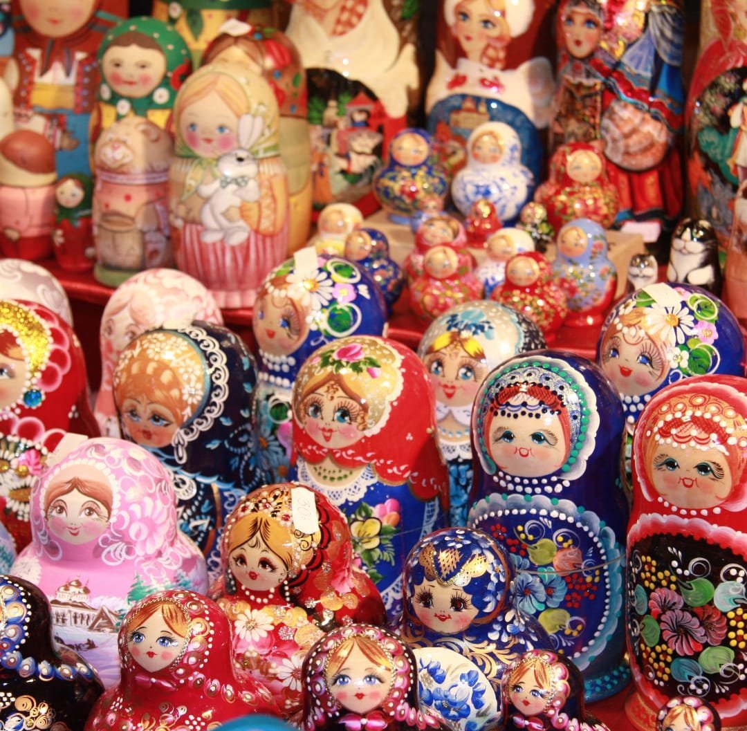 精致的和神圣的彩色俄罗斯嵌套娃娃纹身图案