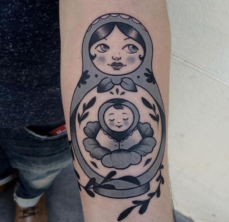 精致的和神圣的彩色俄罗斯嵌套娃娃纹身图案