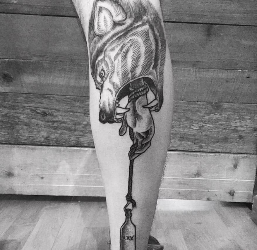 精致的黑白色点刺纹身图案来自于玛丽