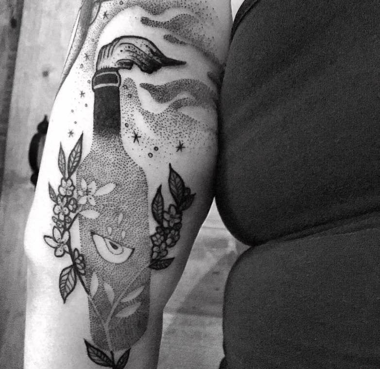 精致的黑白色点刺纹身图案来自于玛丽