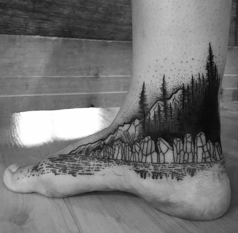 精致的黑白色点刺纹身图案来自于玛丽