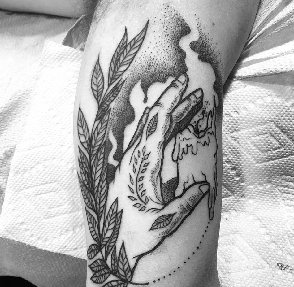 精致的黑白色点刺纹身图案来自于玛丽