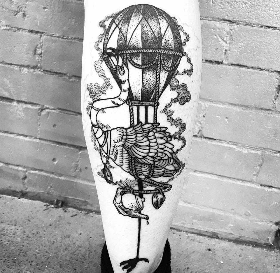 精致的黑白色点刺纹身图案来自于玛丽