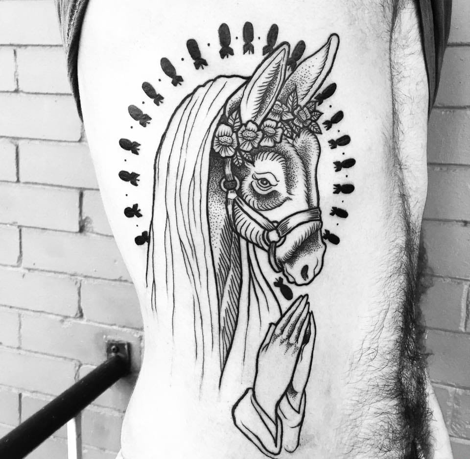 精致的黑白色点刺纹身图案来自于玛丽