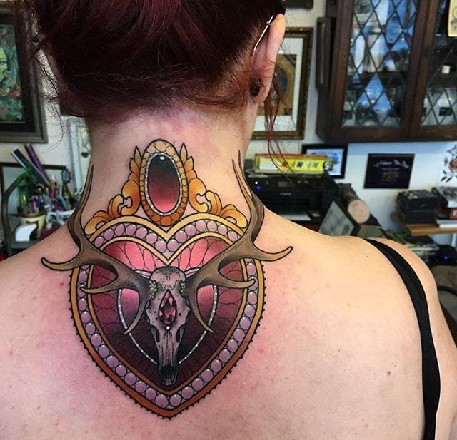 美女的超漂亮的宝石装饰的纹身图案来自达里尔