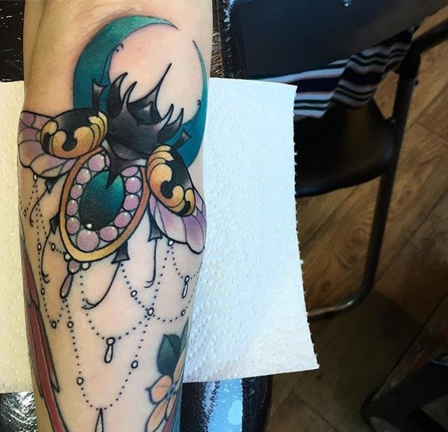 美女的超漂亮的宝石装饰的纹身图案来自达里尔