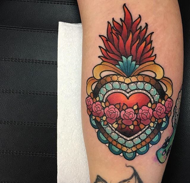 美女的超漂亮的宝石装饰的纹身图案来自达里尔