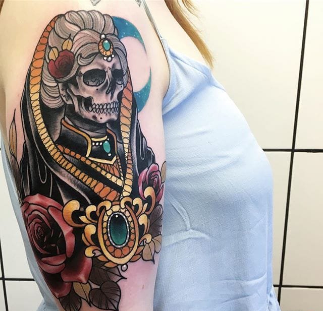 美女的超漂亮的宝石装饰的纹身图案来自达里尔