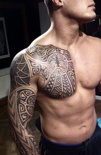 男性阳刚有力的半甲花臂纹身图案