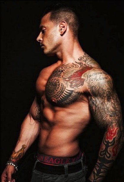 男性阳刚有力的半甲花臂纹身图案