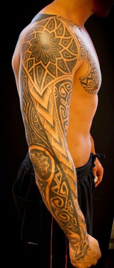 男性阳刚有力的半甲花臂纹身图案